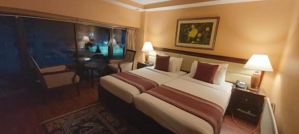En eller flere senge i et værelse på Hotel Kisa Thimphu