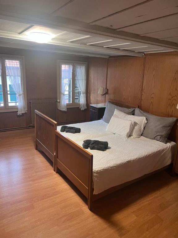 een slaapkamer met een bed met twee schoenen erop bij Hotel krone habitación doble in Zäziwil