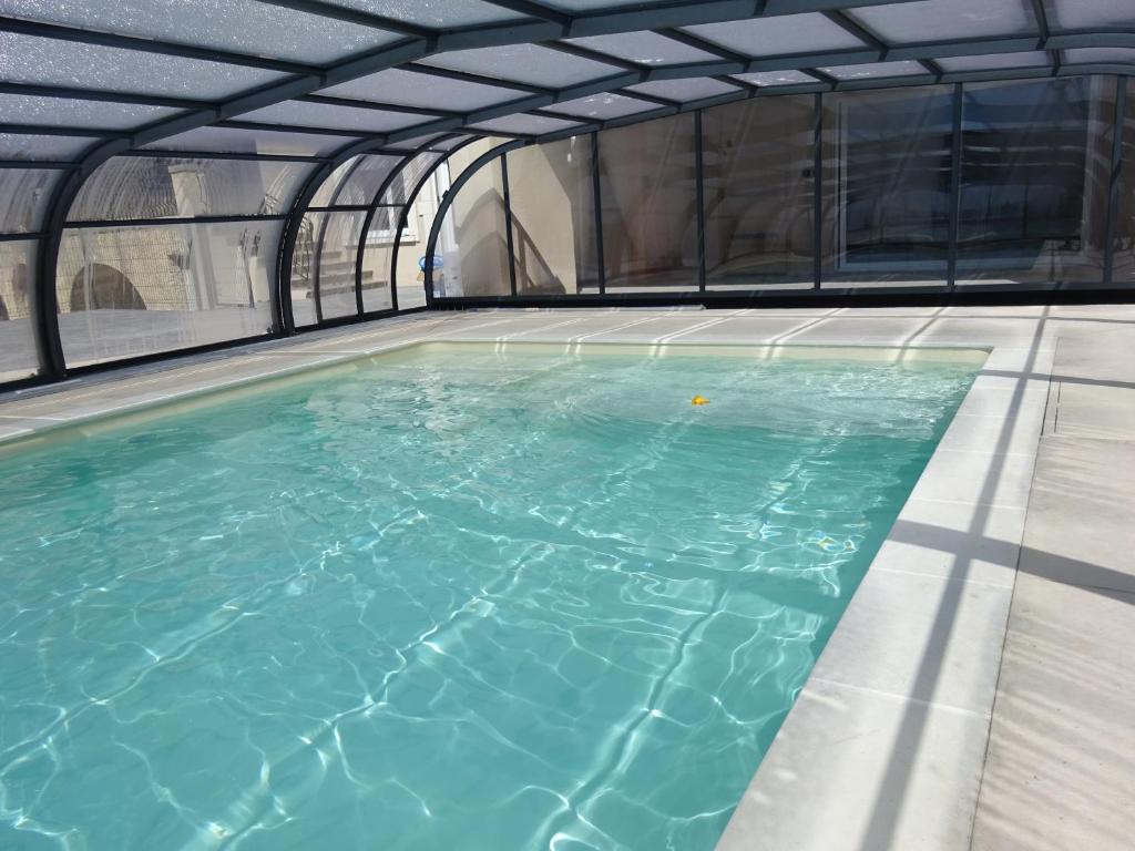 una piscina cubierta de aguas cristalinas en gite la bonnelle piscine spa, en Grillon