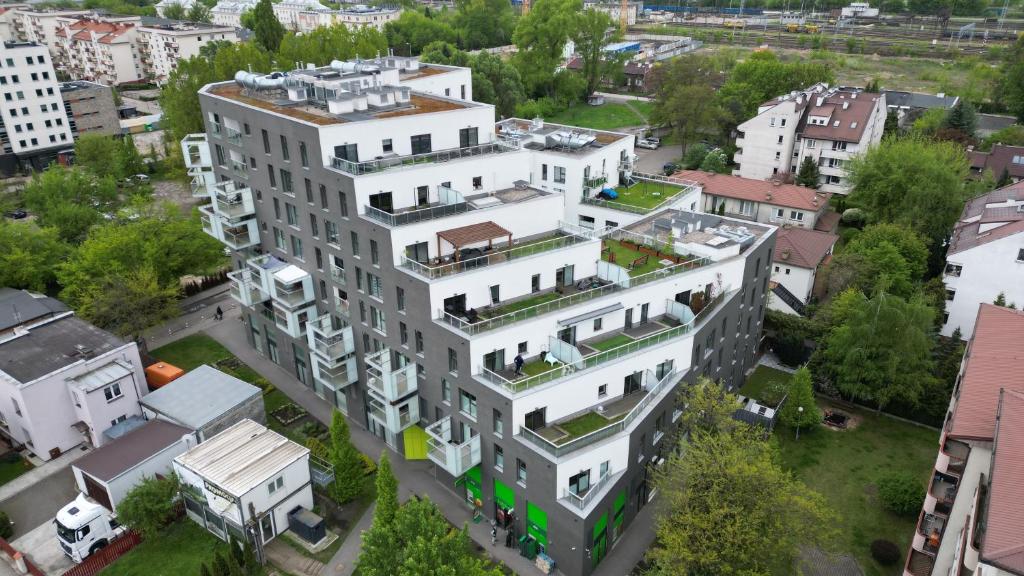 - une vue aérienne sur un grand bâtiment blanc dans l'établissement Mint House Apartment, à Varsovie