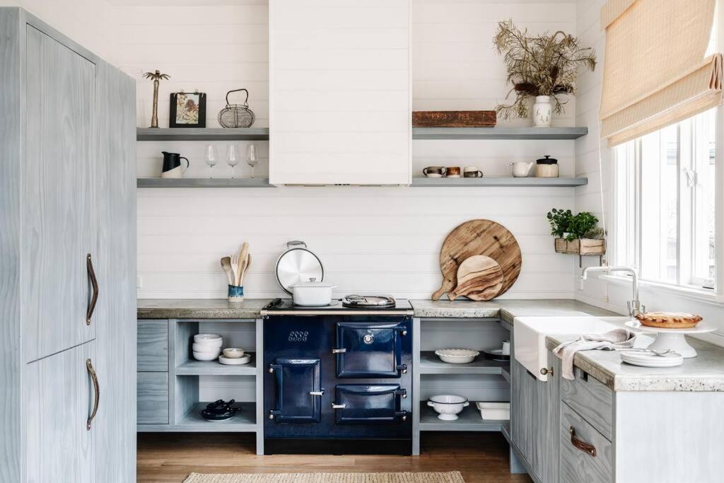 una cocina con encimeras y estanterías azules y blancas en Sailors Whisk, luxurious restored antique cottage en Flinders