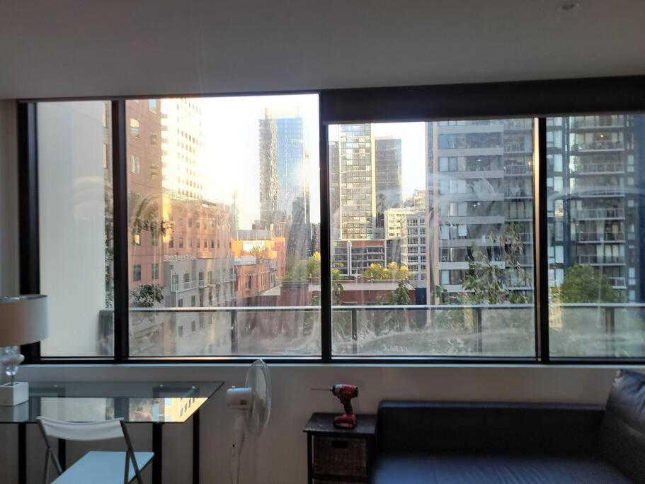 um quarto com uma grande janela com vista para a cidade em 1Min to SouthernCross, Free,Tram,Pool,Gym,L606 em Melbourne