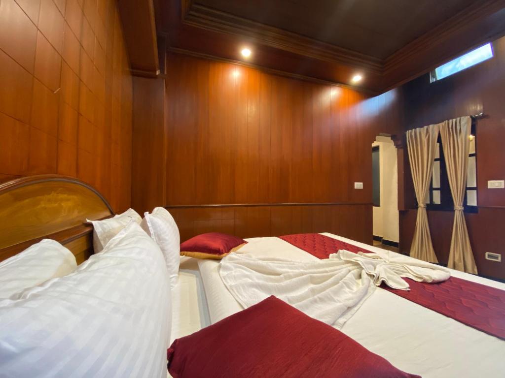 Postel nebo postele na pokoji v ubytování Lakefront Home Hotel