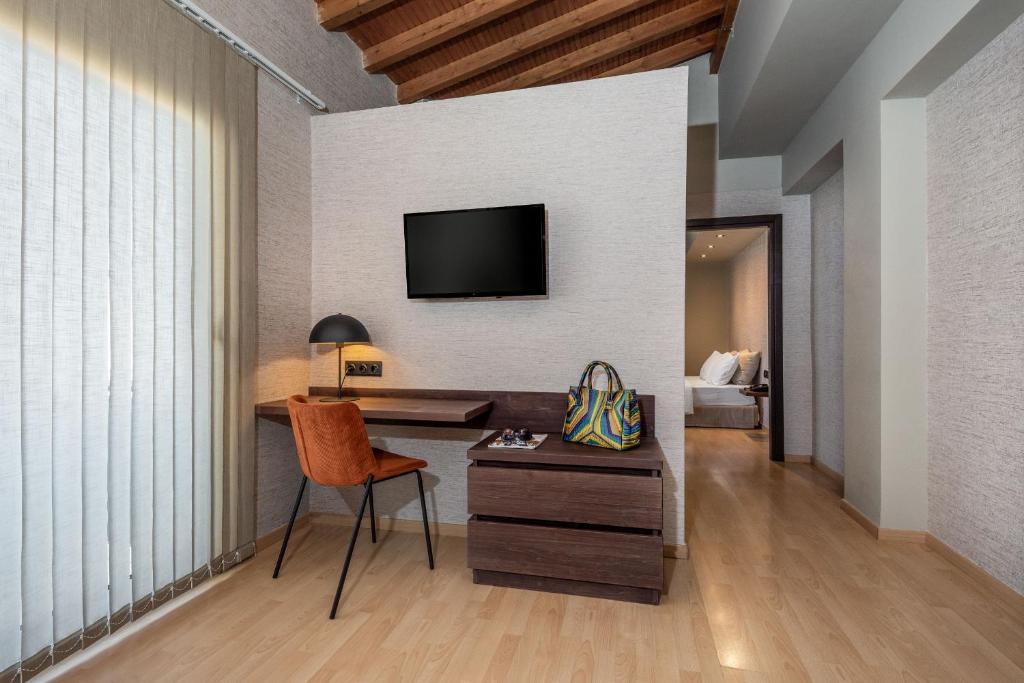 Televízia a/alebo spoločenská miestnosť v ubytovaní Hotel Nafpaktos