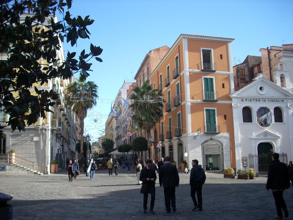 een groep mensen die op straat lopen bij Midtown Salerno in Salerno