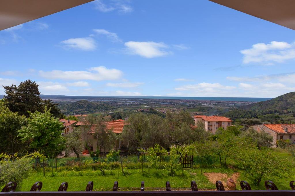 una vista desde la casa de un pueblo en un campo verde en Villino Di Corsanico With View - Happy Rentals, en Massarosa