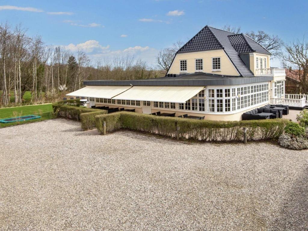 een groot wit huis met een zwart dak bij Holiday home Haderslev LVII in Haderslev