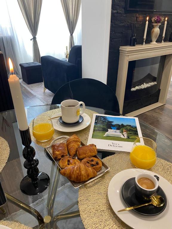 - une table en verre avec un plateau de viennoiseries et une tablette dans l'établissement Denis&kanya, à Nice