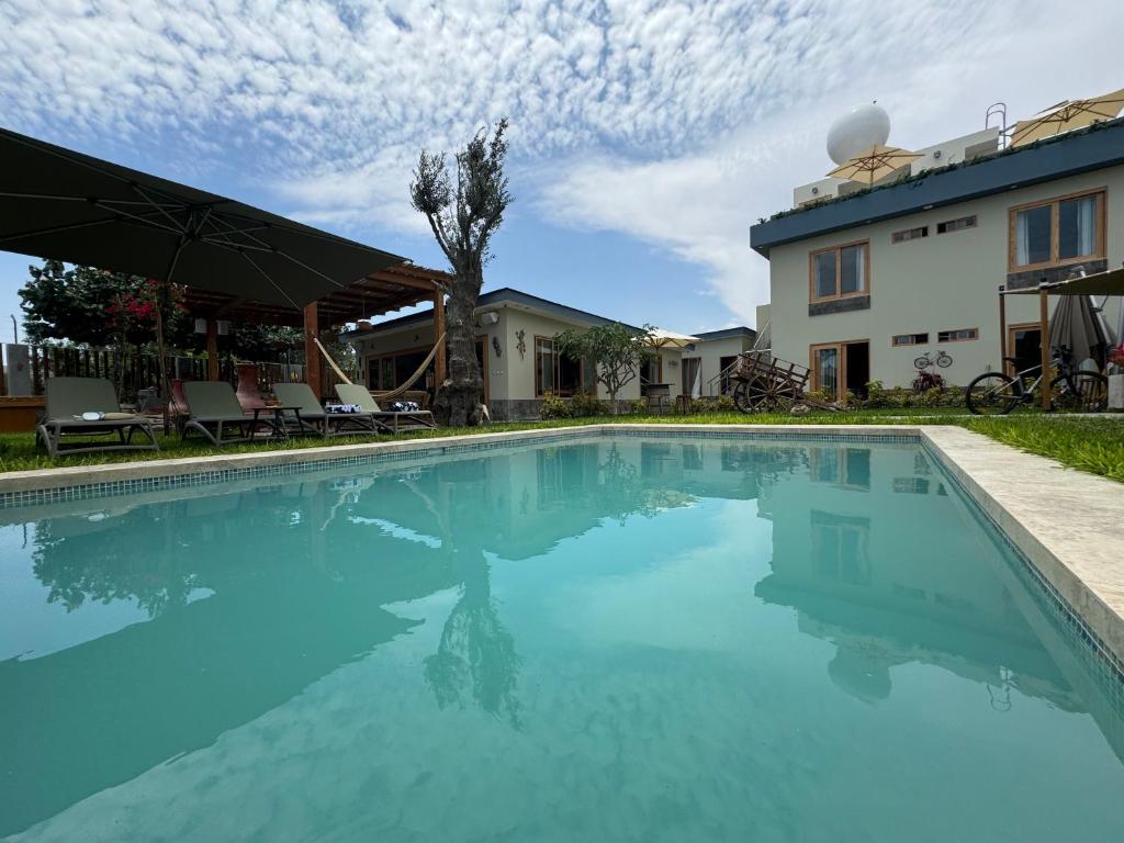 una gran piscina azul frente a un edificio en Acari Hotel Resort 