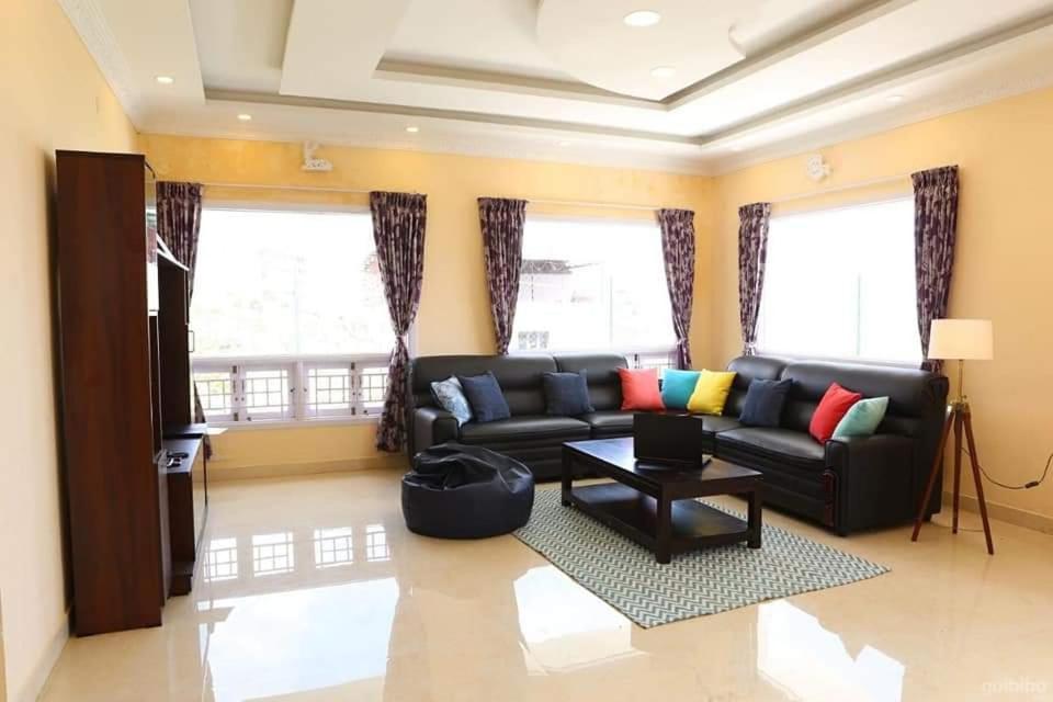 Khu vực ghế ngồi tại The Orion Cottage 5 BHK -YogiCottage online