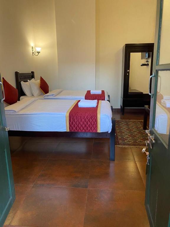 Postel nebo postele na pokoji v ubytování Lakefront Home Hotel