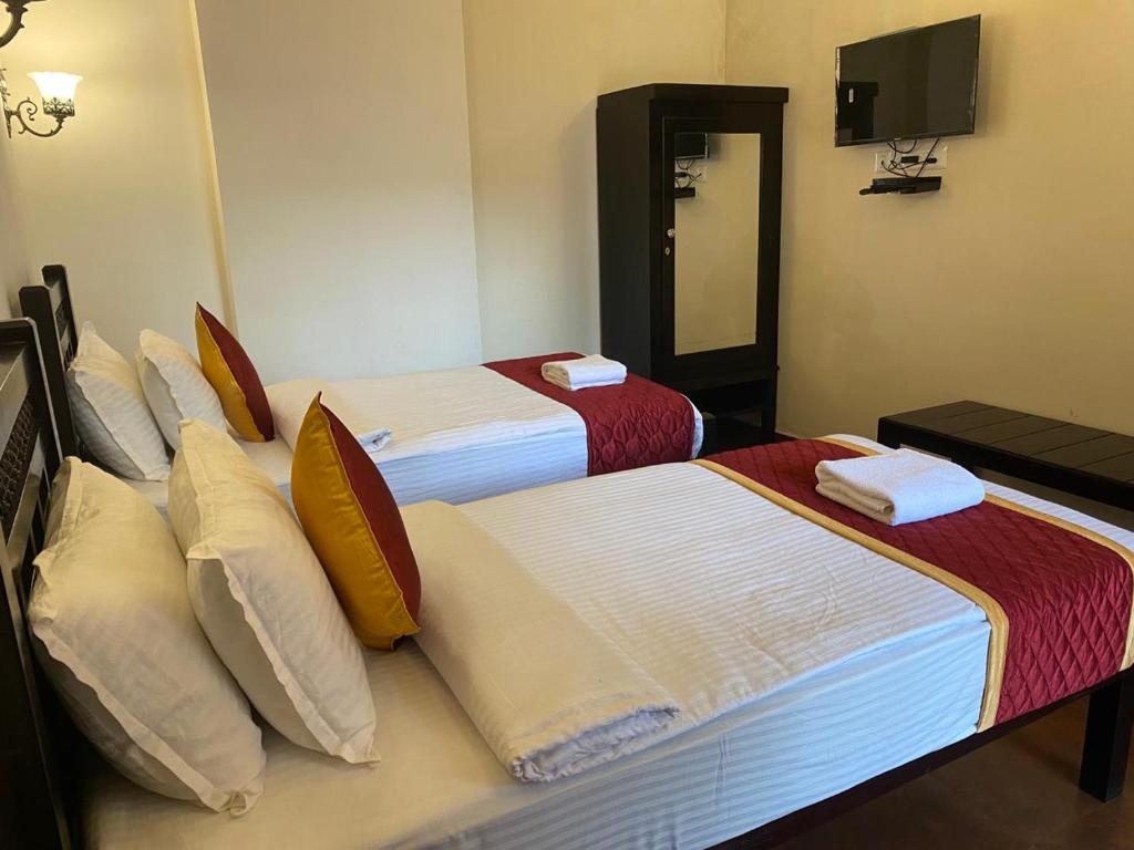 Postel nebo postele na pokoji v ubytování Lakefront Home Hotel