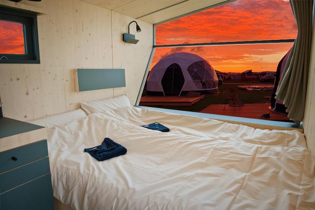 維特蒙德的住宿－Lodge Camp Harlesiel direkt am Wattenmeer，一间卧室配有一张带帐篷绘画的床