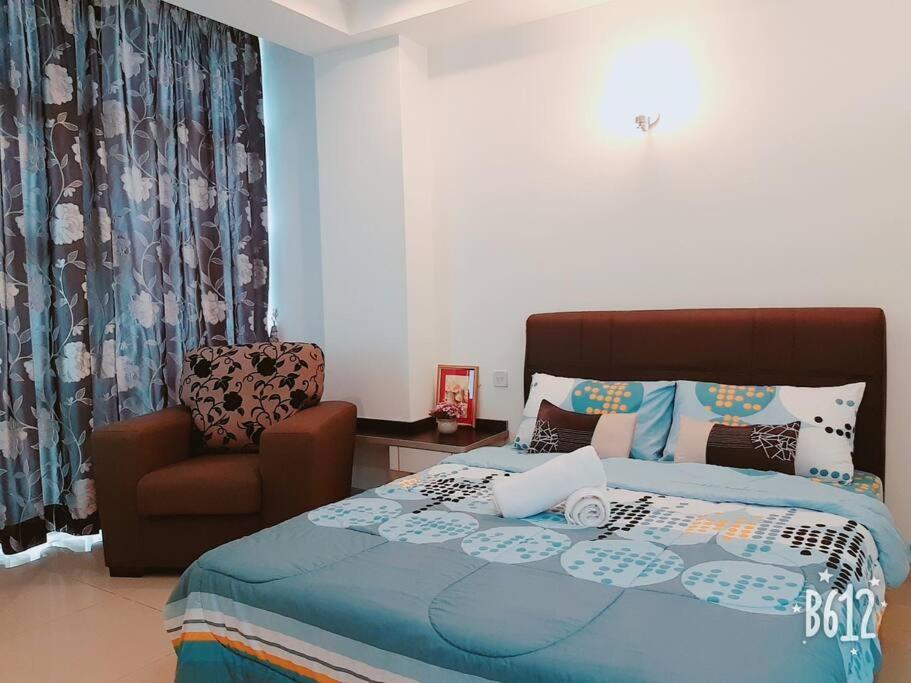 1 dormitorio con 1 cama y 1 silla en #10 Studio SS15 First Subang Courtyard--2mins to SS15 LRT !2-3PAX!, en Subang Jaya