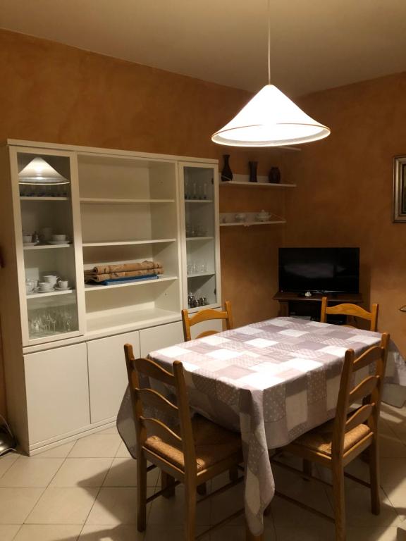 comedor con mesa blanca y sillas en Il Castello en CastellʼArquato