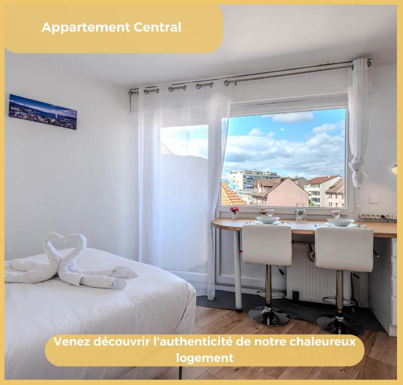 une chambre avec un lit, un bureau et une fenêtre dans l'établissement Appartement Central I Annemasse, à Annemasse