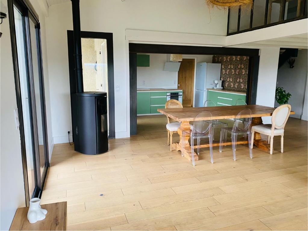 une cuisine avec une table et des chaises dans une pièce dans l'établissement La Zing-Ara, à Busque