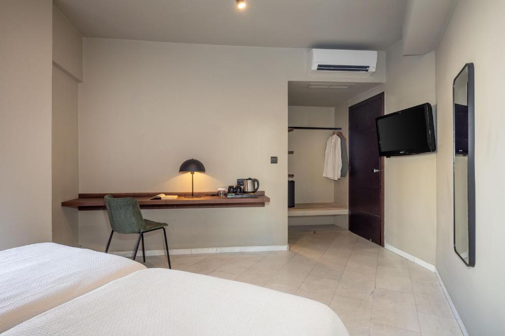Televízia a/alebo spoločenská miestnosť v ubytovaní Hotel Nafpaktos