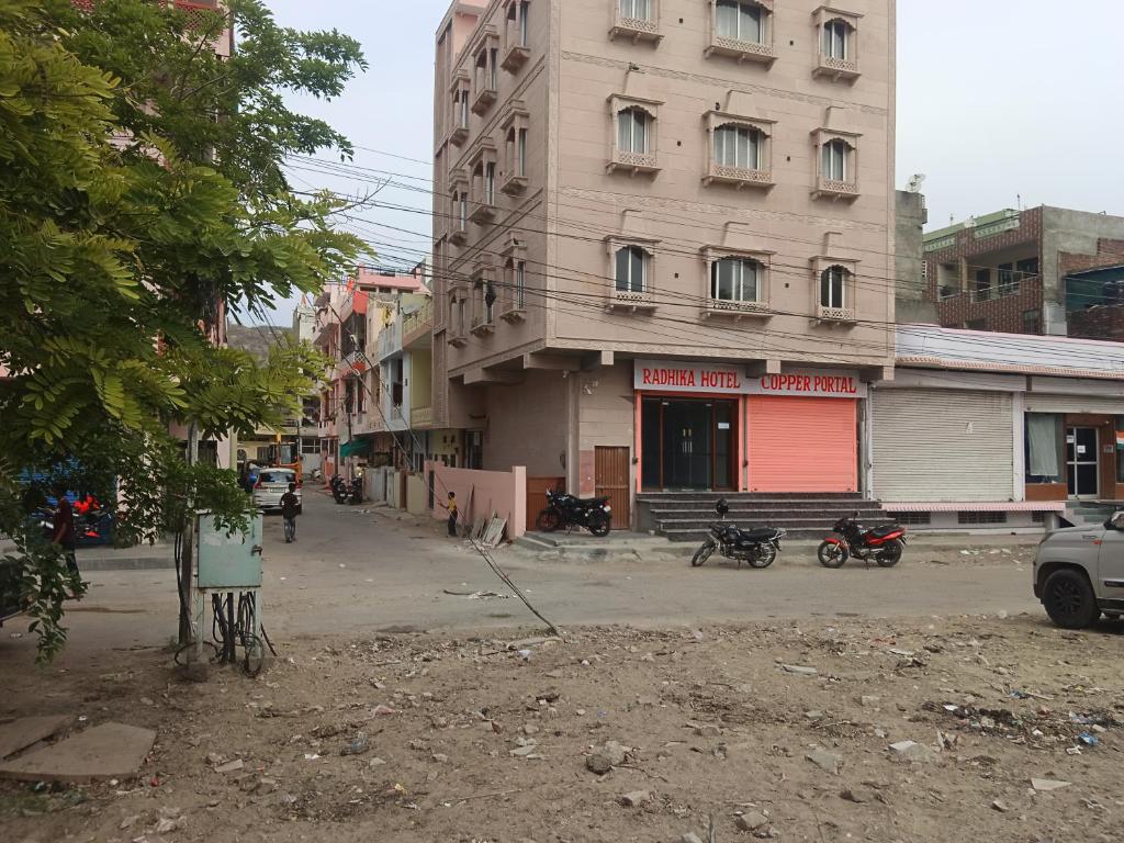 un edificio al lado de una calle de la ciudad en Radhika Hotel, en Jaipur