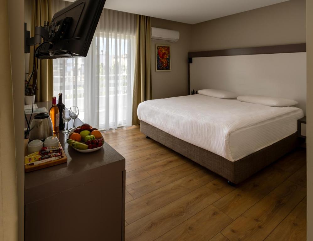 En eller flere senge i et værelse på Mene City Hotel