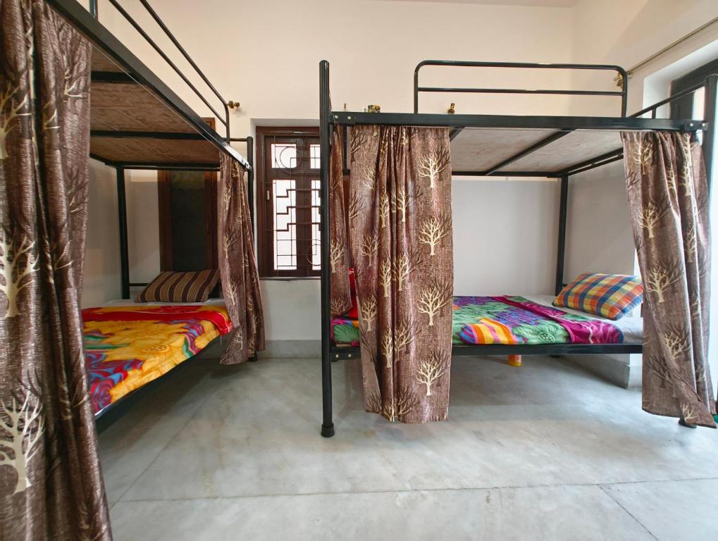 Postel nebo postele na pokoji v ubytování Calcutta Backpackers