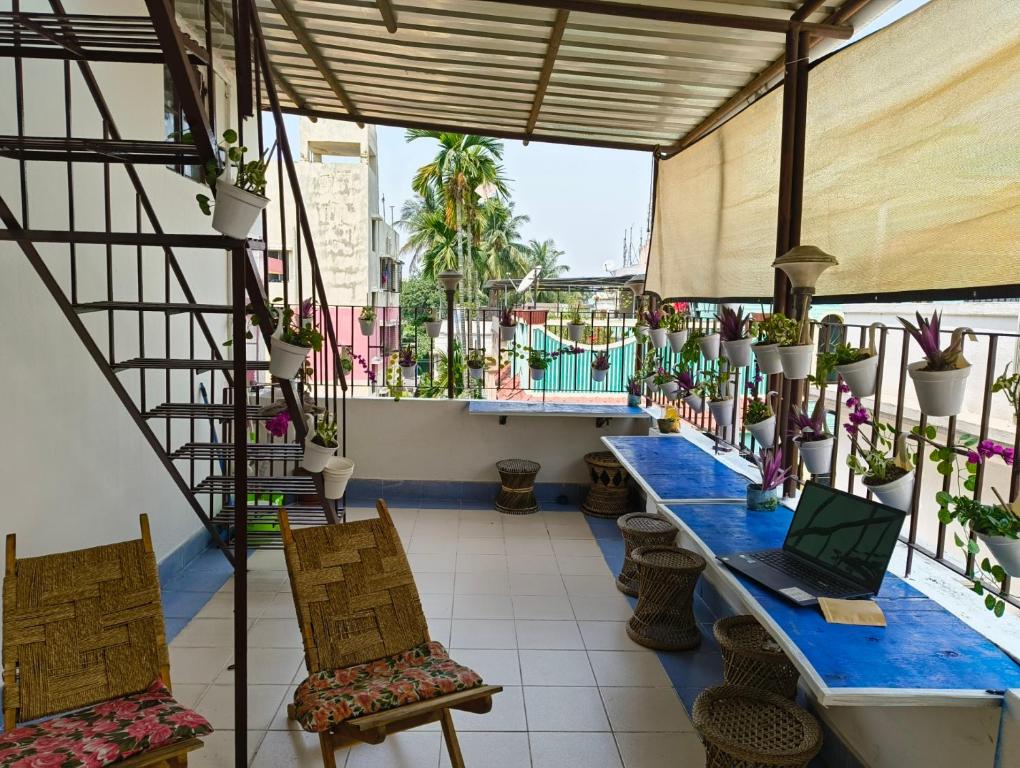 Balkón nebo terasa v ubytování Calcutta Backpackers