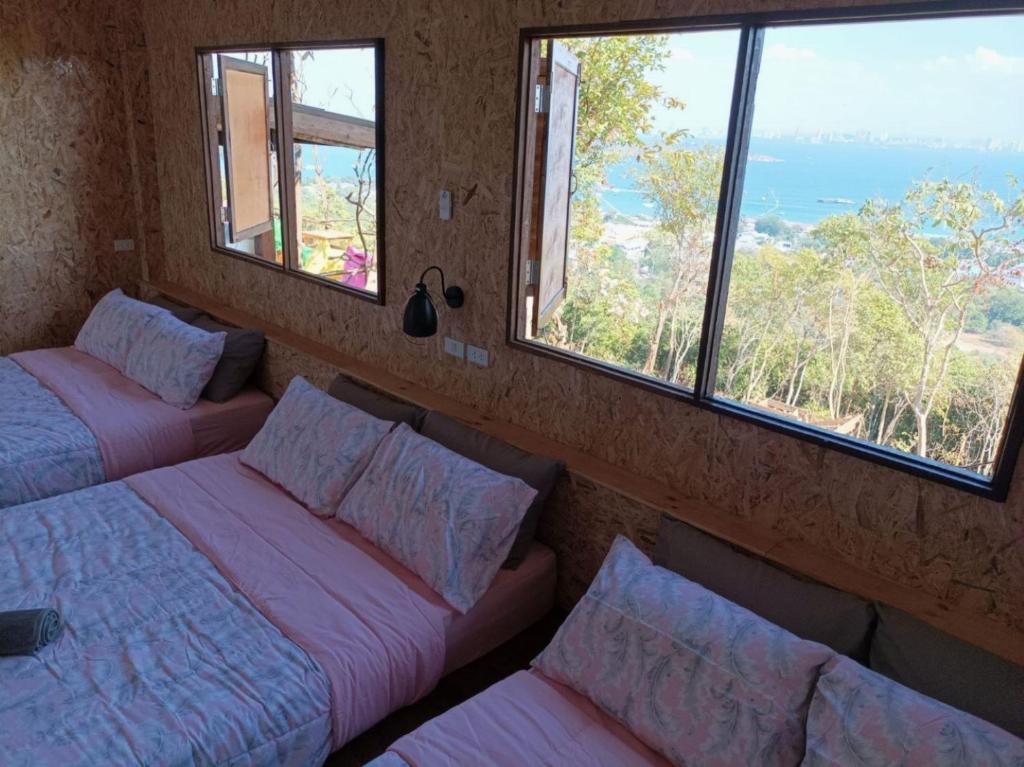Postel nebo postele na pokoji v ubytování Parinya Hill Homestay & Cafe Koh Larn