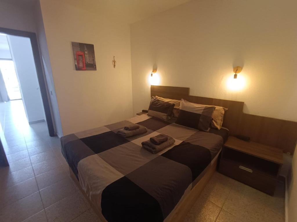 sypialnia z łóżkiem z dwoma ręcznikami w obiekcie Apartamento London Complex Amaya Fuerteventura w mieście Costa de Antigua