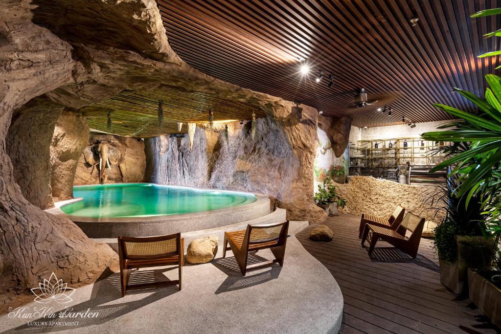 Bazén v ubytování KunKin Garden Aparthotel nebo v jeho okolí