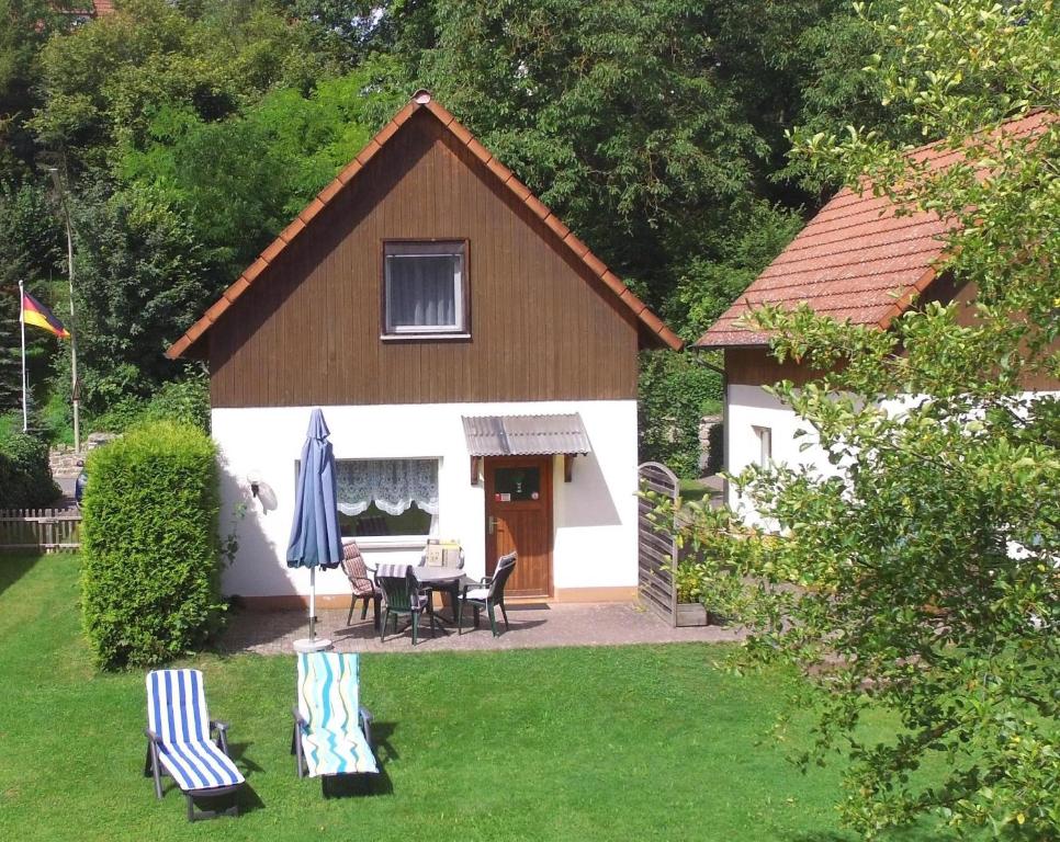 una casa con mesa y sillas en un patio en Ferienhaus im schönen Frankenland en Marktgraitz
