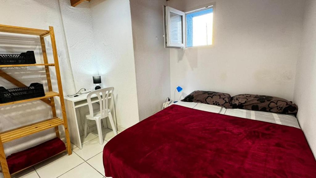 1 dormitorio con 1 cama roja en una habitación en 7 Calcosas, en Valverde