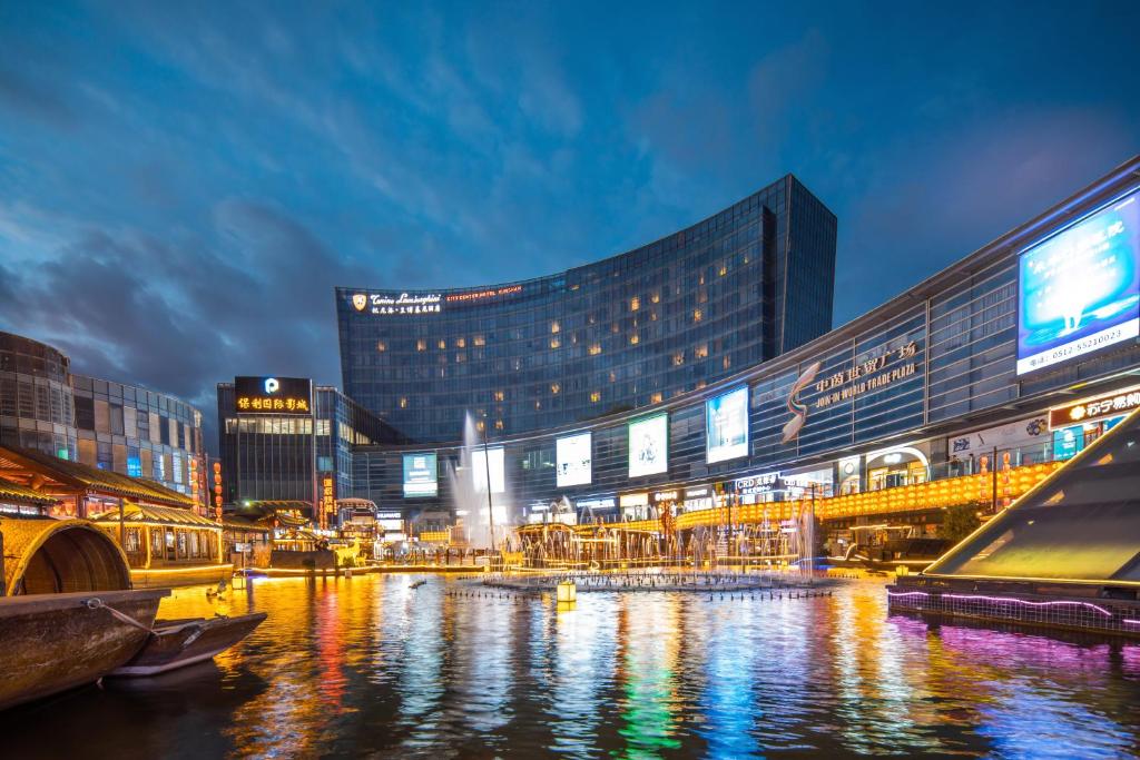 una ciudad con un río frente a un edificio en Tonino Lamborghini Hotel Kunshan City Center, en Kunshan