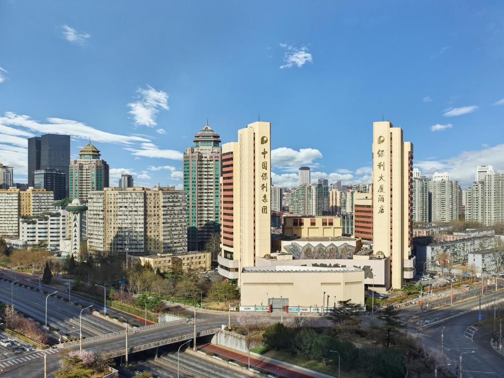 un perfil urbano con edificios altos y una autopista en Beijing Poly Plaza Hotel, en Beijing