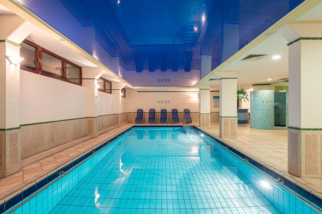 Bazén v ubytování Hotel Lövér Sopron nebo v jeho okolí