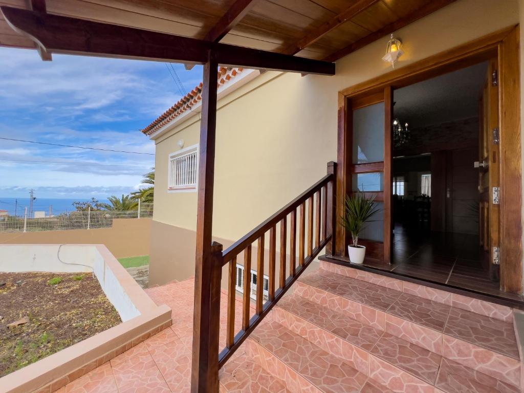 d'un balcon avec vue sur une maison. dans l'établissement Villa Rosa Maria, à Tacoronte