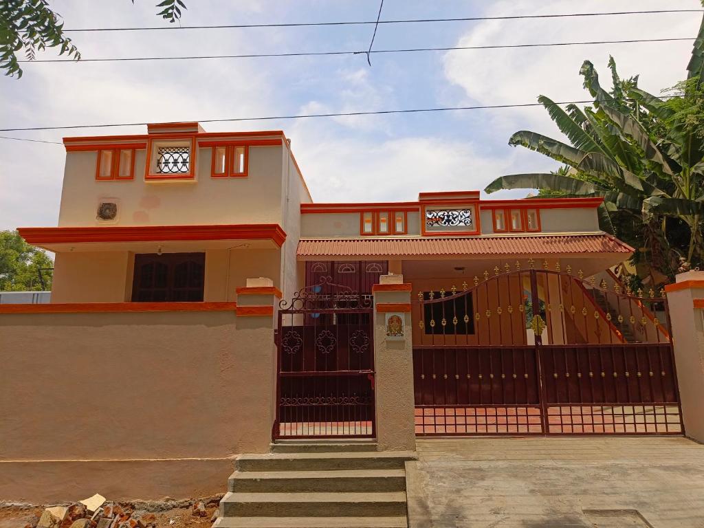 una casa con una puerta delante de ella en COIMBATORE 2BHK AC Private Villa By Shivalaya -Kovaipudur-, en Coimbatore