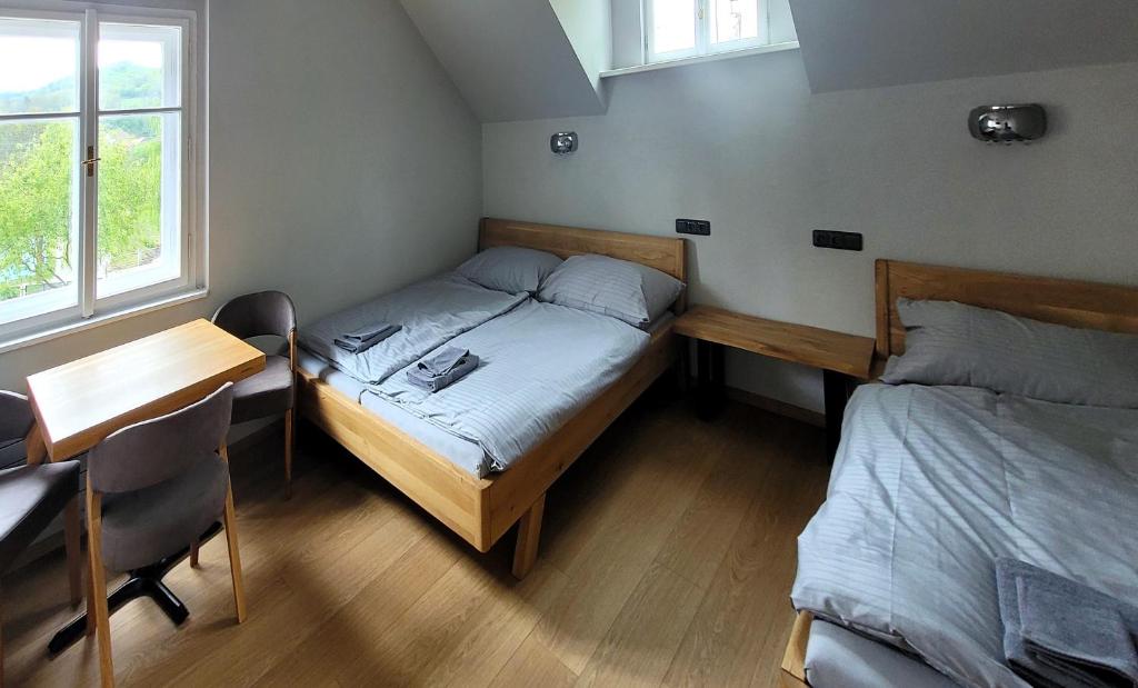 Postel nebo postele na pokoji v ubytování Bunkr Karlštejn
