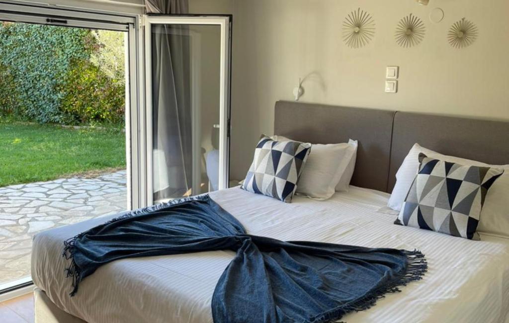 En eller flere senge i et værelse på Georgia's Apartments, Ipsos Corfu