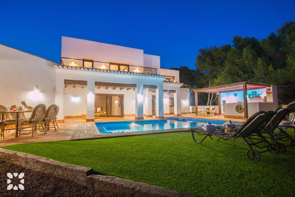 Bazén v ubytování Villa Waterfront by Abahana Villas nebo v jeho okolí