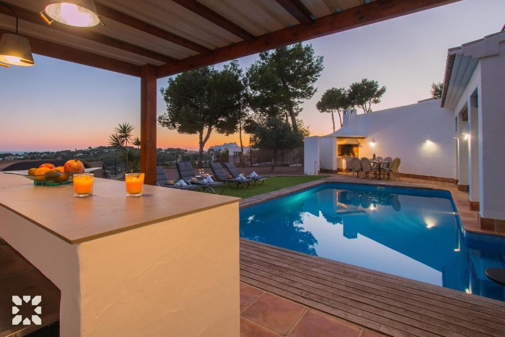 Bazén v ubytování Villa Waterfront by Abahana Villas nebo v jeho okolí