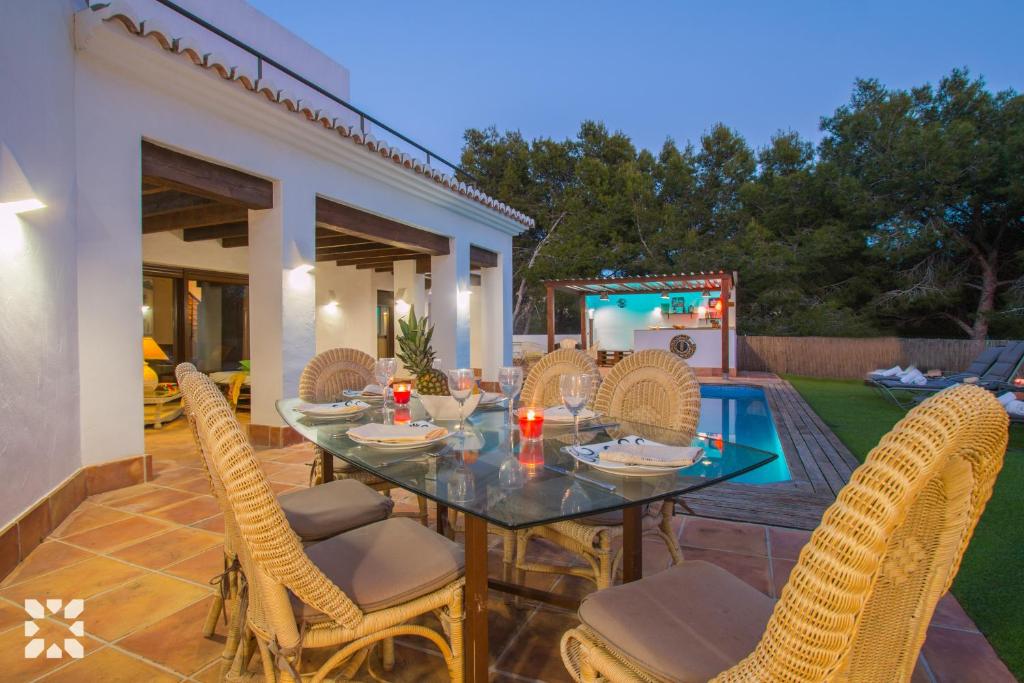 Bazén v ubytování Villa Waterfront by Abahana Villas nebo v jeho okolí
