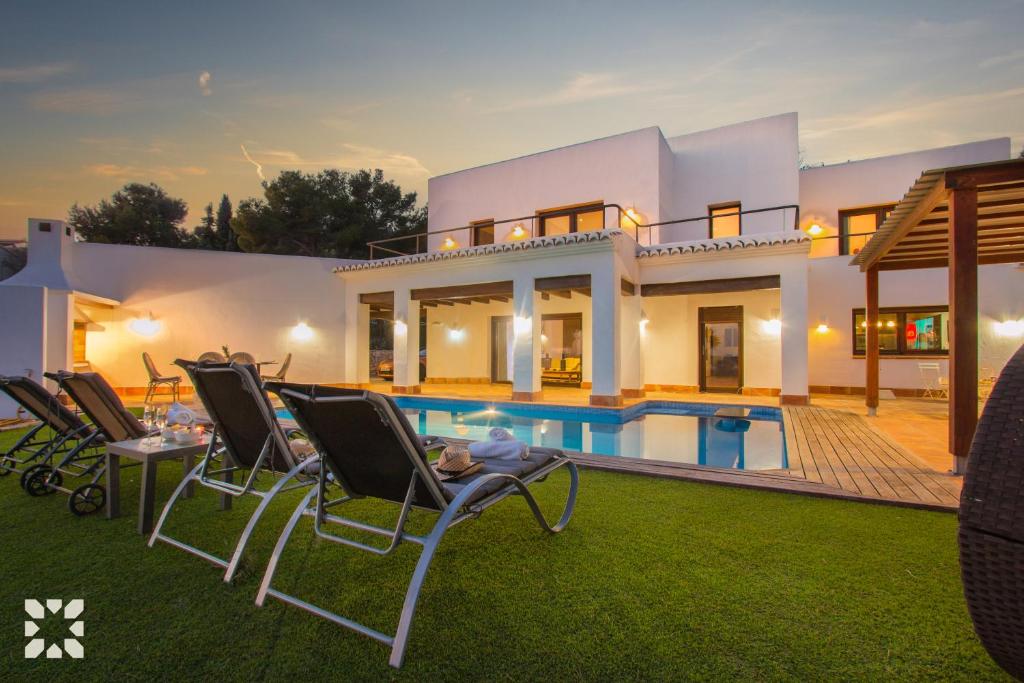 Bazén v ubytování Villa Waterfront by Abahana Villas nebo v jeho okolí