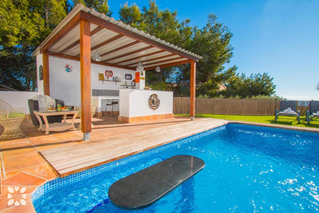 Bazén v ubytování Villa Waterfront by Abahana Villas nebo v jeho okolí