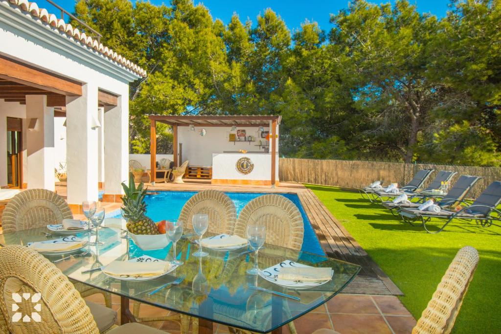 Bazén v ubytování Villa Waterfront by Abahana Villas nebo v jeho okolí