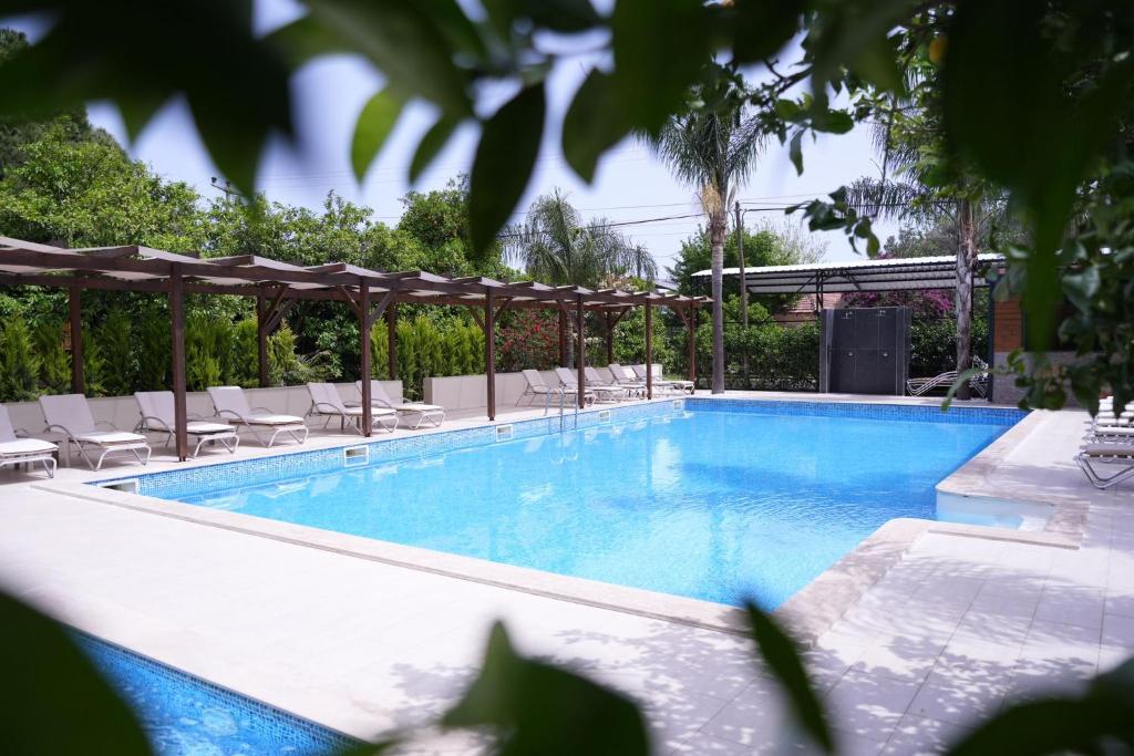 Bazén v ubytování Cirali Hotel nebo v jeho okolí
