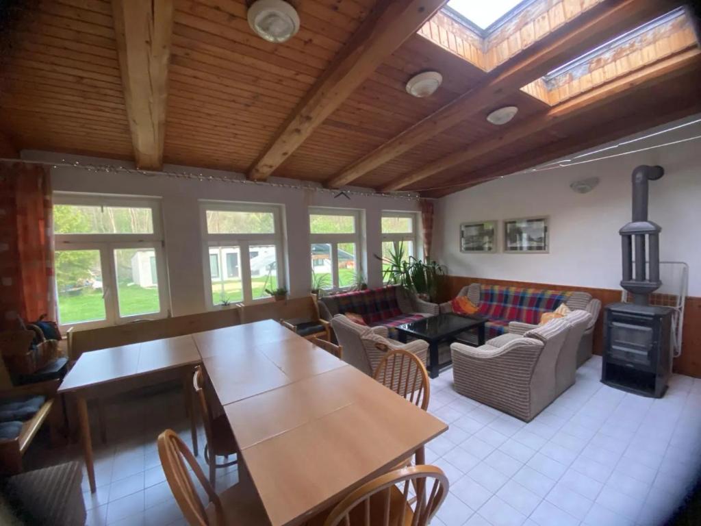 - un salon avec une table et un poêle à bois dans l'établissement Chata Sedmikráska, à Malá Morávka