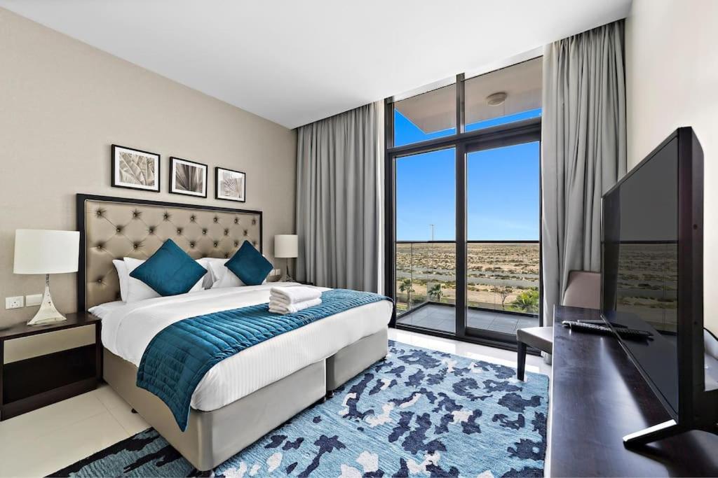 um quarto com uma cama grande e uma televisão em Luxurious Studio with Stunning Views at Damac Celestia em Dubai