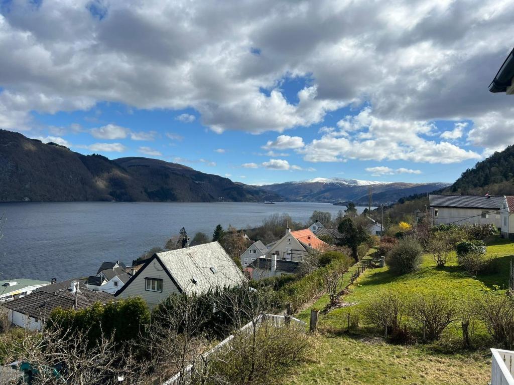 uitzicht op een stad met een meer en bergen bij Fjordview Rentals in Bergen
