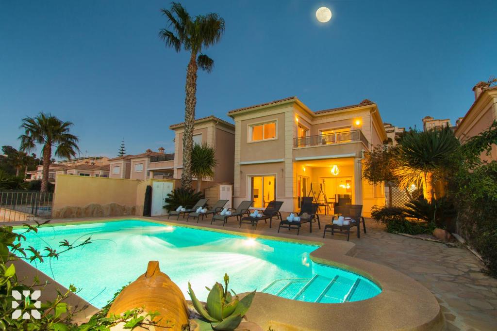 una casa con piscina frente a una casa en Villa Wagner by Abahana Villas en Calpe