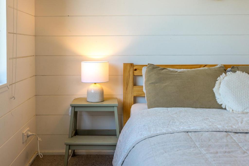 Säng eller sängar i ett rum på Luxe Onetangi Beach House